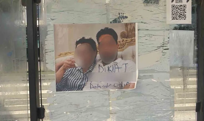 Adana’da dolandırıcı uyarısı: Durağa asılan fotoğraf karesi sosyal medyada gündem oldu
