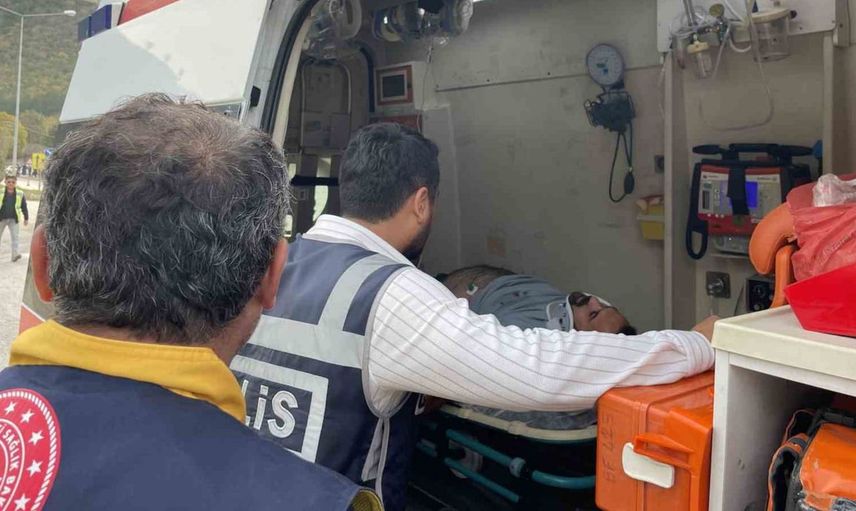 Freni boşalan beton mikserinin kazası anbean kamerada: 3 yaralı