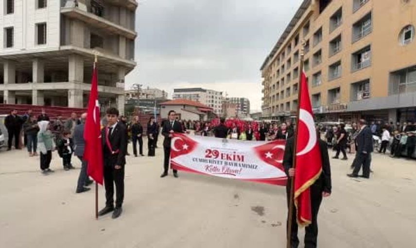 Yüksekova'da 110 metre uzunluğundaki bayrakla Cumhuriyet coşkusu yaşandı