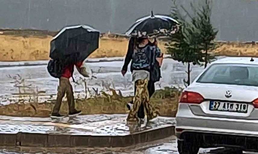 Araban'da sağanak yağış hayatı olumsuz etkiledi
