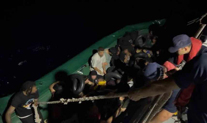 İzmir’de düzensiz göçmen operasyonunda 56 kişi yakalandı, 20 kişi kurtarıldı