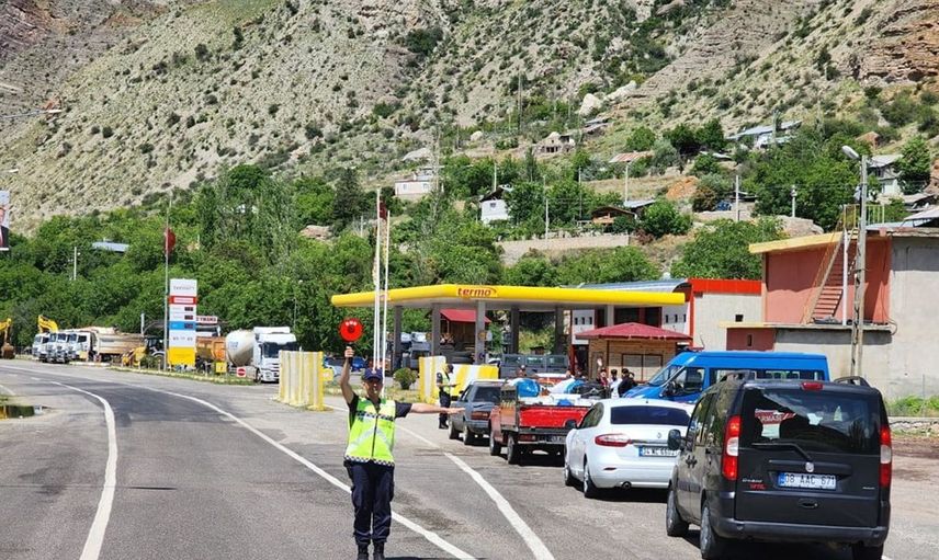 Erzurum'da jandarma, aranan suçluları yakalamaya devam ediyor