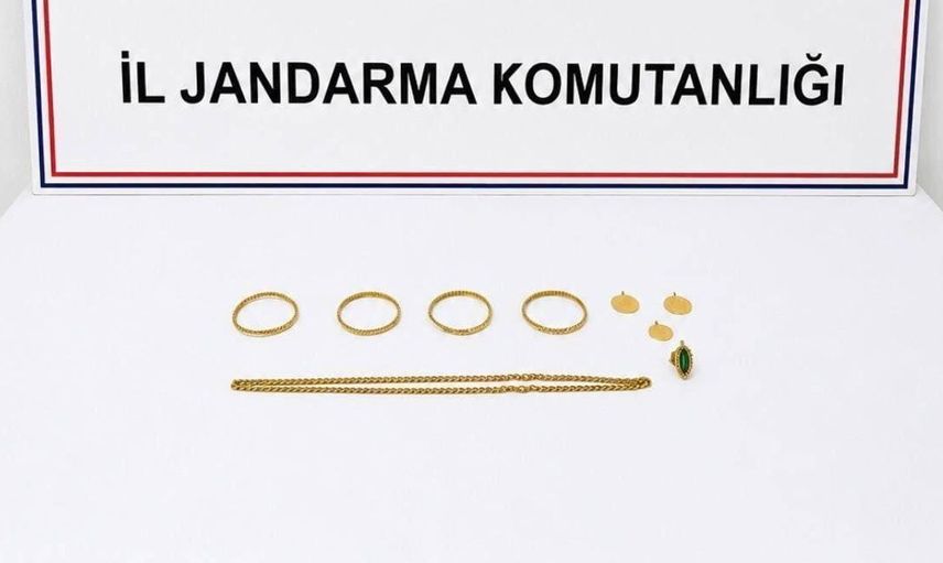Dolandırıcı altınları satarken jandarma tarafından yakalandı