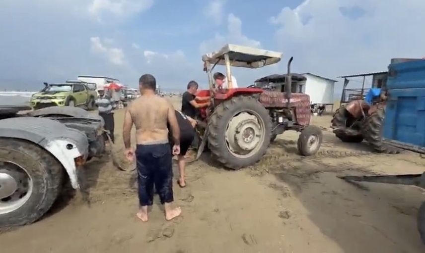 Erzin'de kumda mahsur kalan tır, traktörlerle kurtarıldı