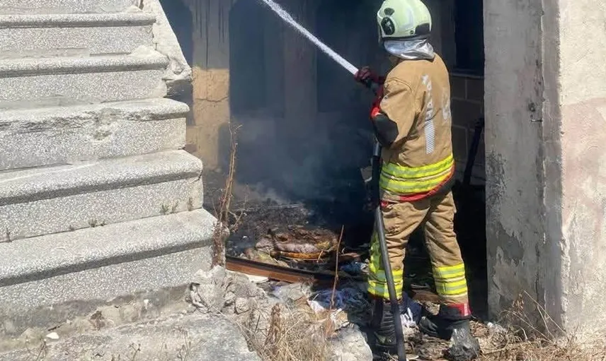 Antakya'daki metruk bina yangını kısa sürede söndürüldü