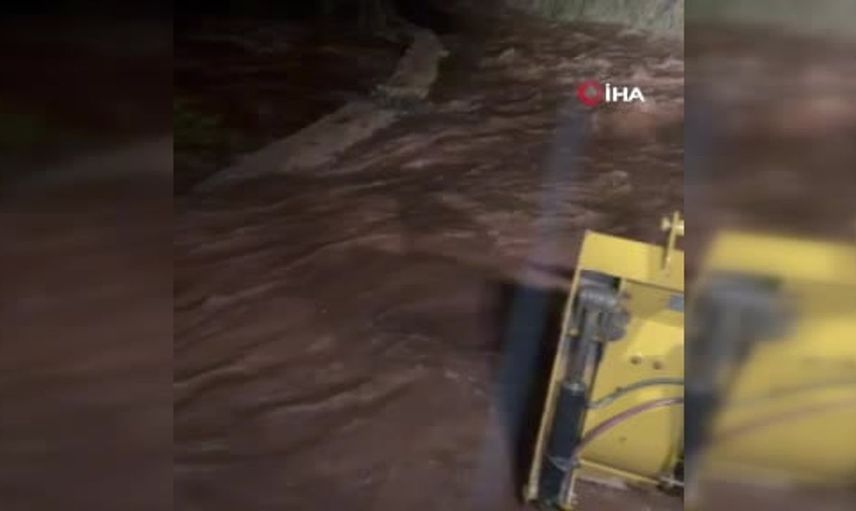 Kocaeli'de sele kapılan cipte kaybolan iki kişi için aramalar devam ediyor