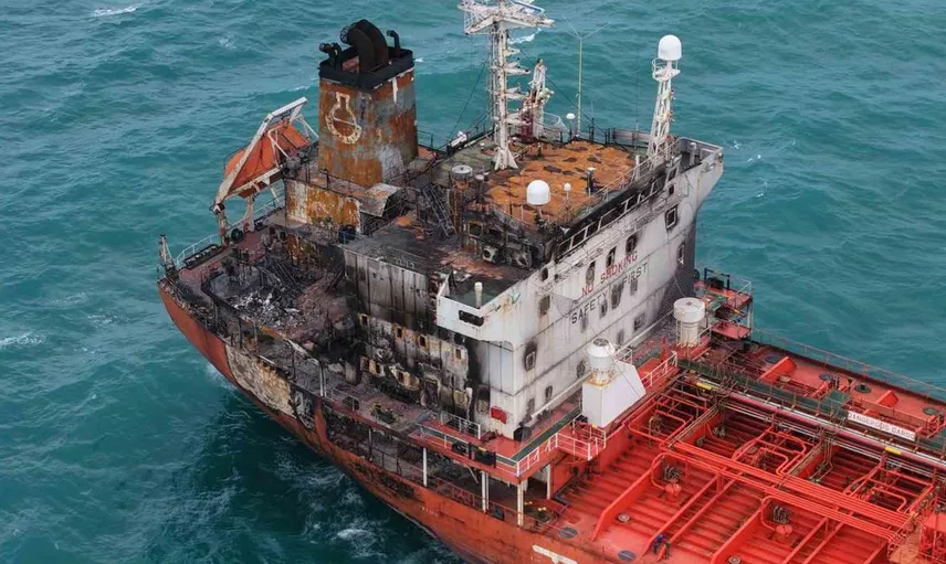 Dron saldırısının ardından sürüklenen tanker gemi karaya oturdu