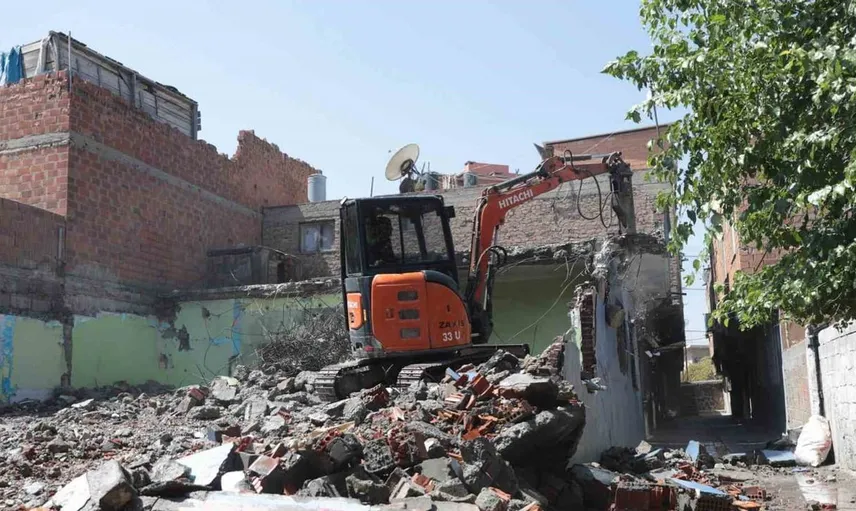 Bağlar'da metruk yapılar bir bir yıkılıyor: 32 bina onarıldı
