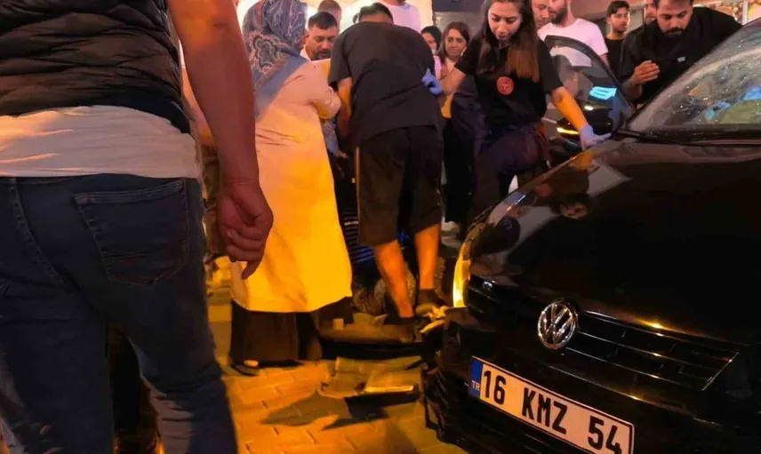 Kontrolden çıkan otomobil iki araca çarptı: Anneden bayılma anı