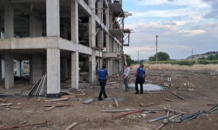 Karaman'da inşaatta düşen kalıp ustası hastaneye kaldırıldı