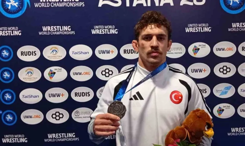 Yüksel Sarıçiçek, dünya güreş şampiyonasında gümüş madalya kazandı