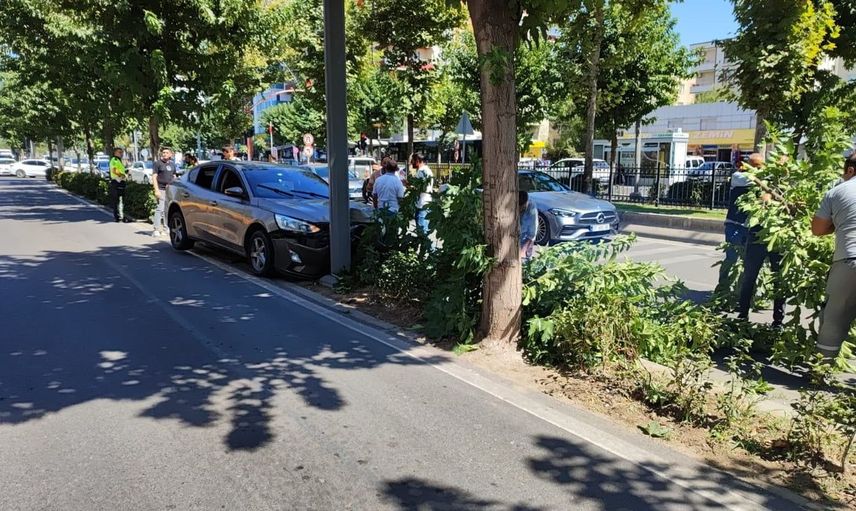 Batman'da otomobil ağaca çarptı: sürücü hastaneye kaldırıldı