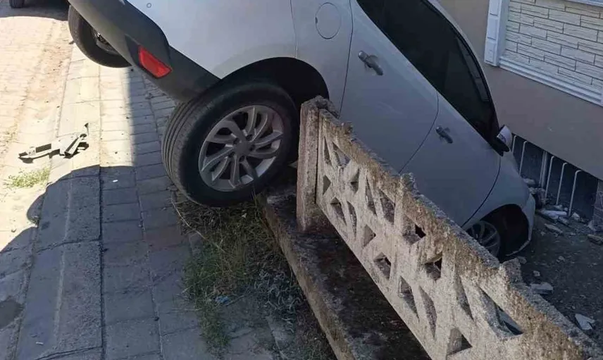 Kontrolden çıkan otomobil bahçe duvarında asılı kaldı
