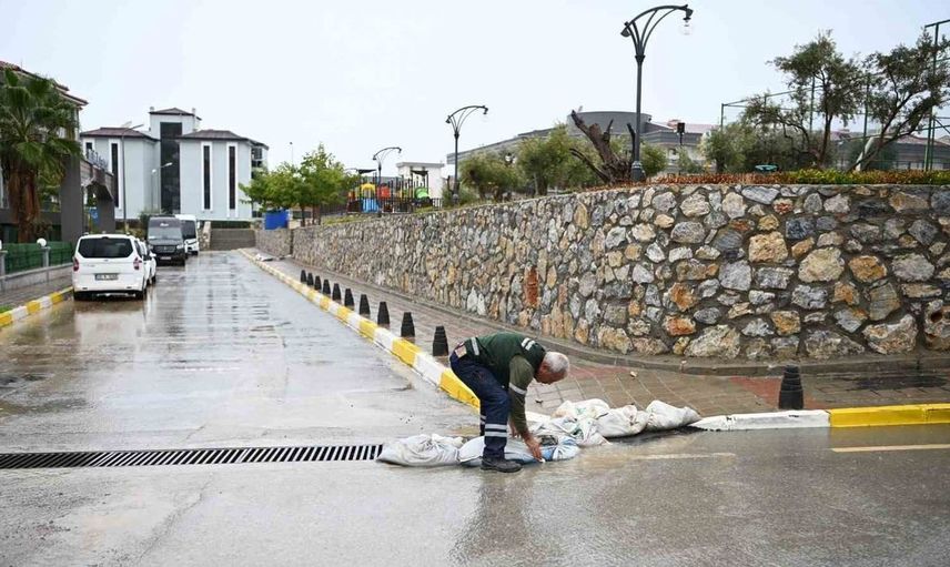 Kuşadası'nda yağmur sonrası mazgallar temizlendi