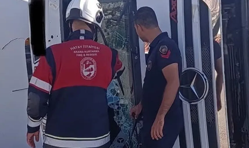 Kırıkhan'da hafriyat kamyonu devrildi: Sürücü yaralı