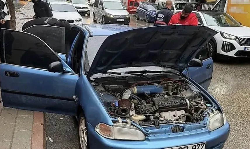 Siirt'te park halindeki otomobilde çıkan yangın itfaiye ekipleri tarafından söndürüldü