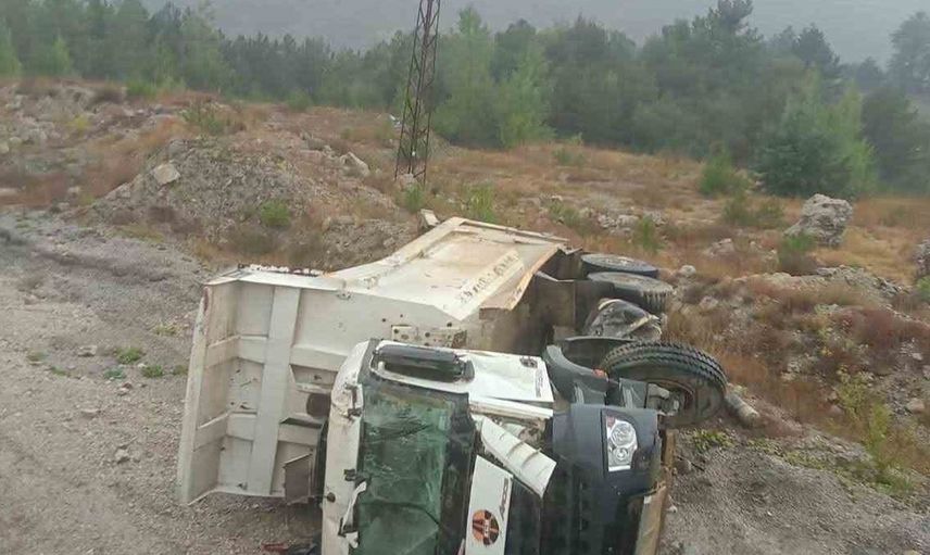 Bolu'da yağış nedeniyle hafriyat kamyonu devrildi: Sürücü hastaneye kaldırıldı