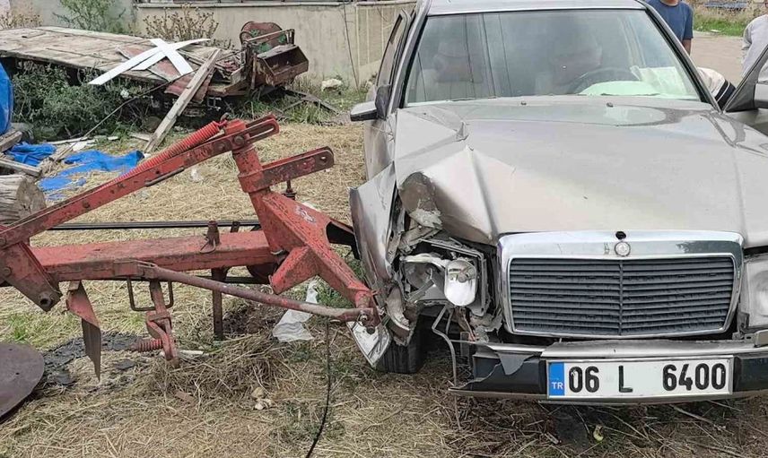 Erzurum'da kaza: Kontrolden çıkan araç tarım aletine çarptı