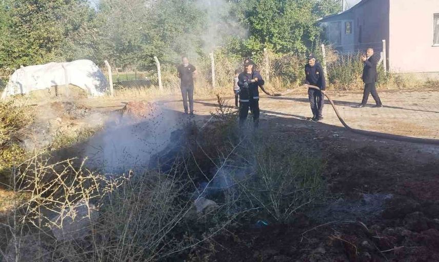 Gevaş'ta çıkan örtü yangını itfaiye ekipleri tarafından kontrol altına alındı