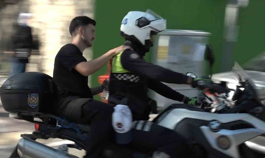 Unutulan kimlik sınavı tehlikeye soktu: Anne ve motosikletli polis hızlıca devreye girdi