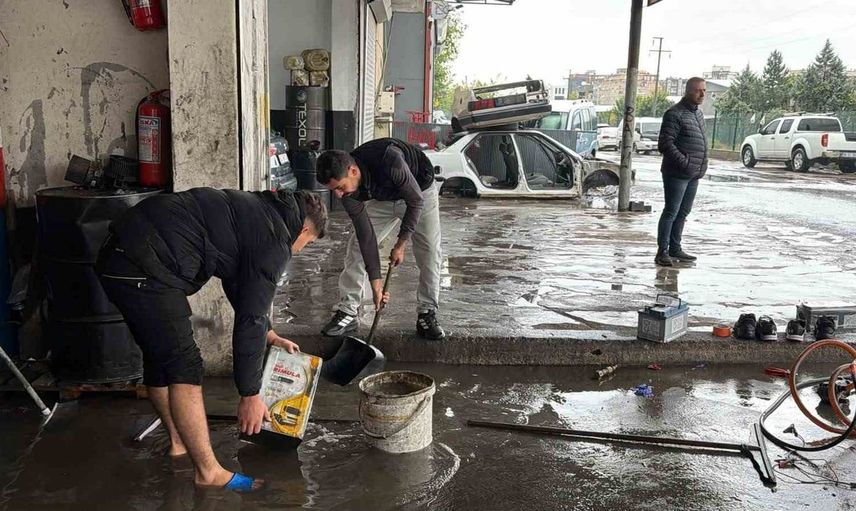 Diyarbakır'da sağanak yağış sonrası iş yerleri sular altında kaldı