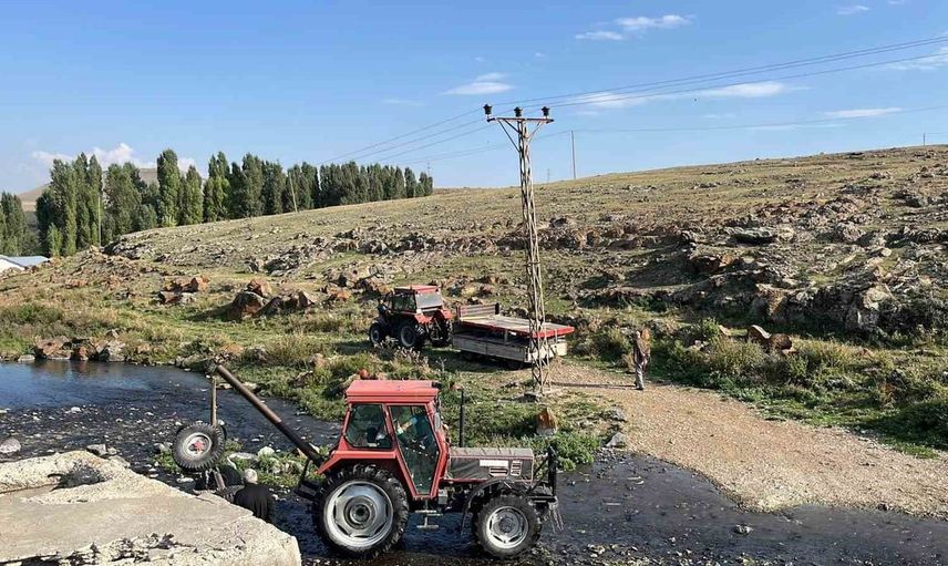 Kars'ta köylüler dayanışma örneği sergileyerek traktör römorkunu dereden çıkardı