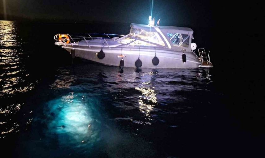 Marmaris'te kayalıklara çarpan tekneye sahil güvenlik müdahale etti