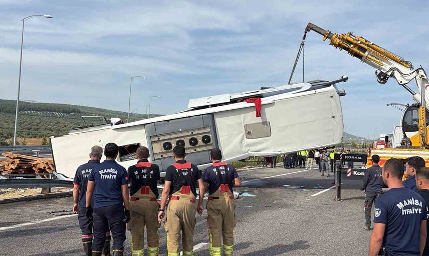 Manisa'da yaşanan trafik kazasında 11 kişi hayatını kaybetti, yaralı sayısı 27