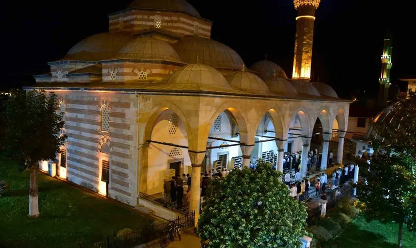 Mevlid Kandili'nde kastamonu'da sakal-ı şerif yoğun ilgiyle ziyaret edildi