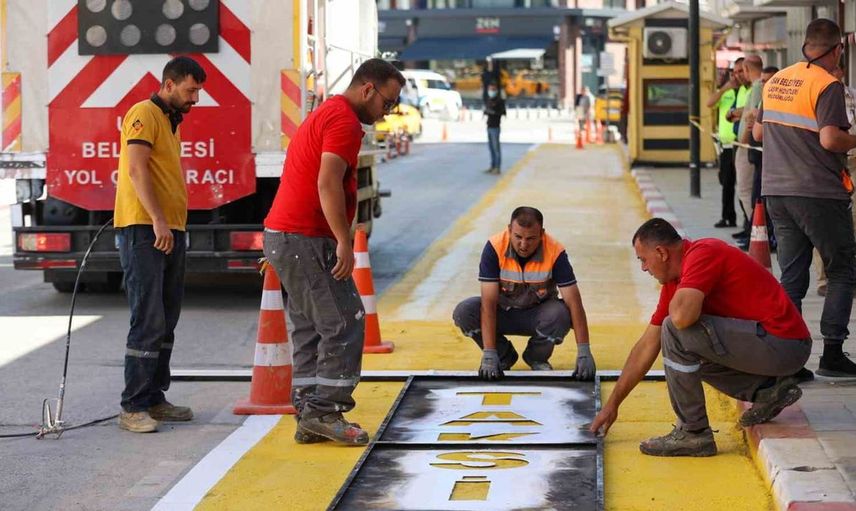 Uşak'ta yol çizgileri yenilenme süreci hızla devam ediyor