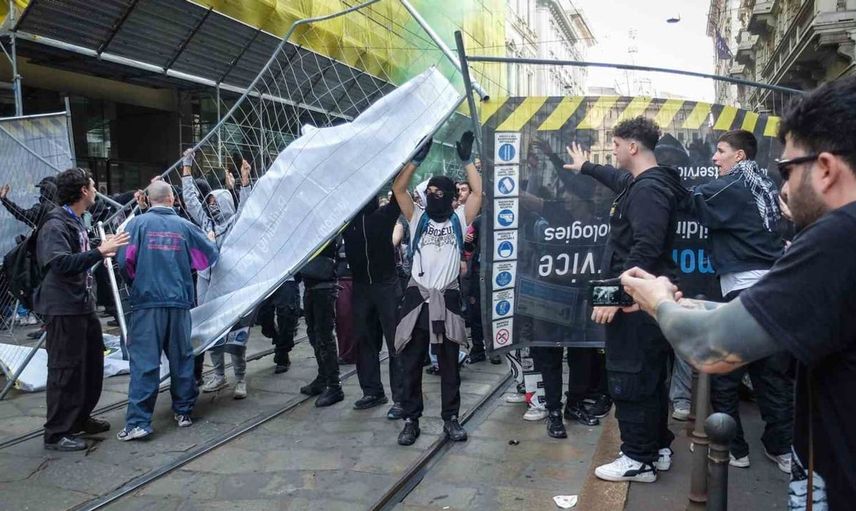 Hayat pahalılığına karşı milano'da göstericilerle polis arasında çatışma çıktı