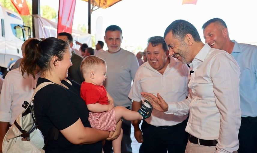 Başkan Çavuşoğlu'ndan Beyağaç'a ziyaret ve sera naylonu dağıtımı