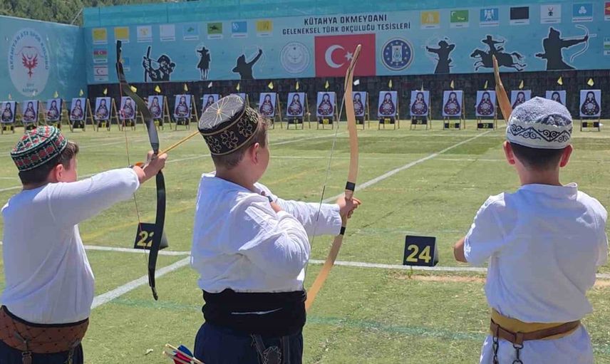 Kütahya’da tarihi ok meydanında 490 sporcu şampiyonluk için ok atıyor