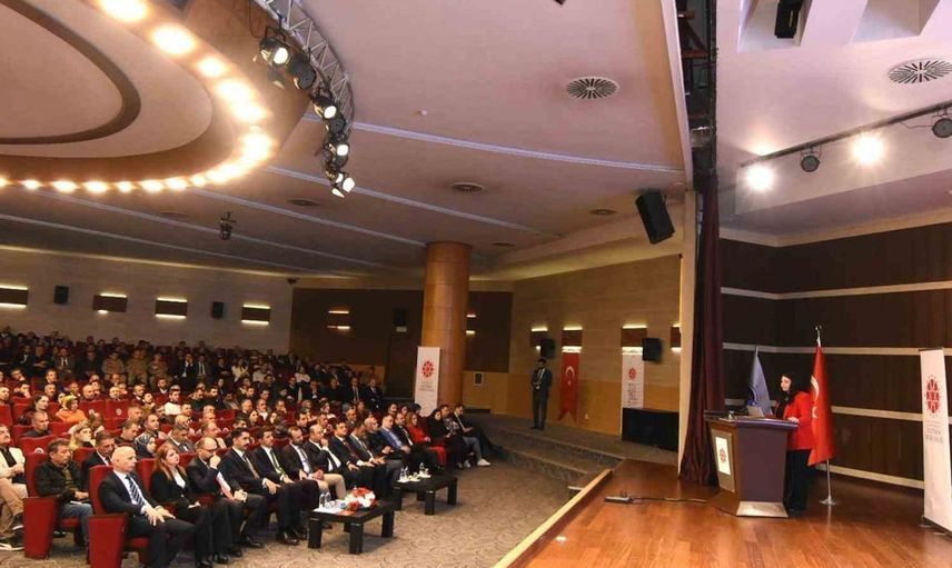 Erzurum'da iletişim yüzyılı seferberliği: Kamu personeli ve basın mensupları için eğitim programı başladı