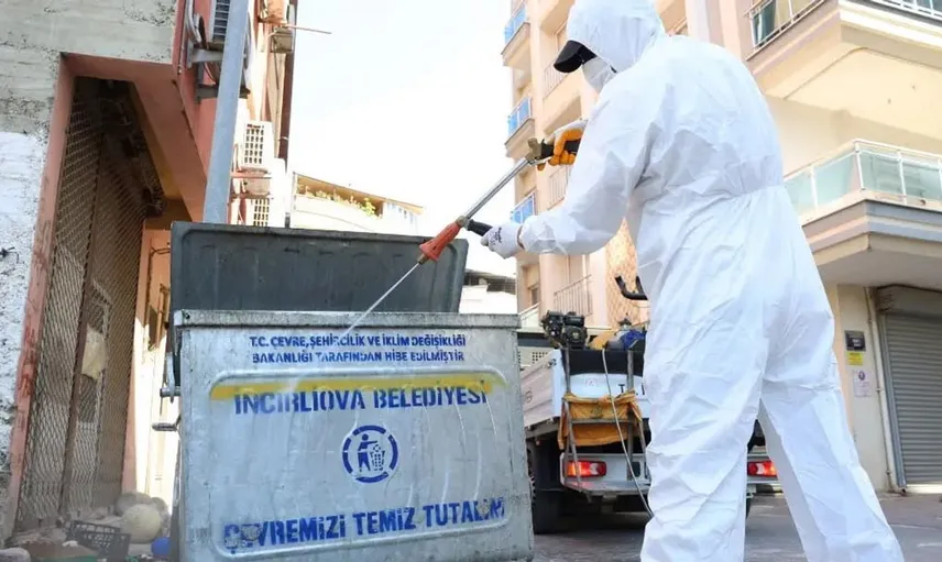 İncirliova'da karasineklerle mücadele için çöp konteynerleri ilaçlandı