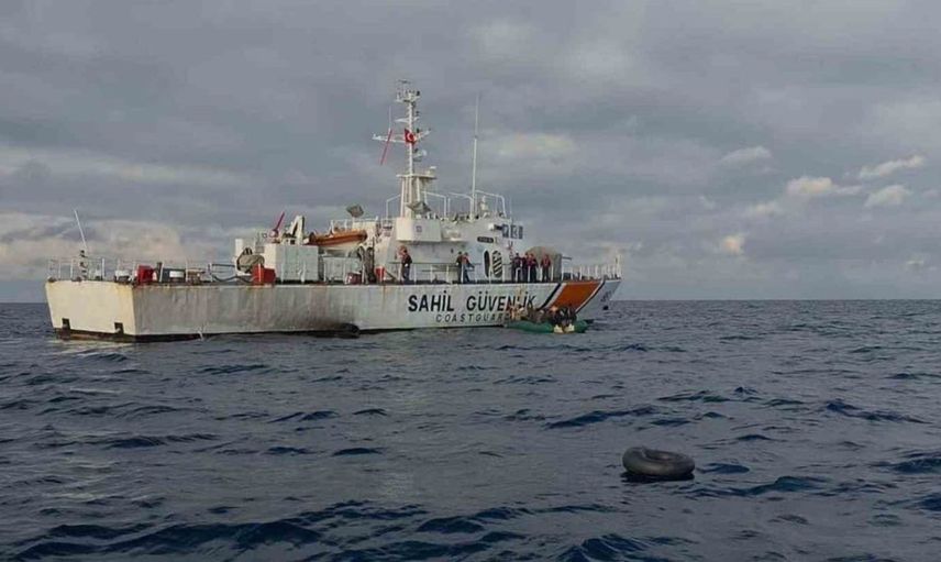 İzmir açıklarında yapılan operasyonda 111 düzensiz göçmen yakalandı