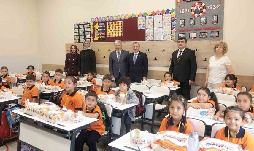 Sultanbeyli’de ilkokul öğrencilerine kırtasiye desteği