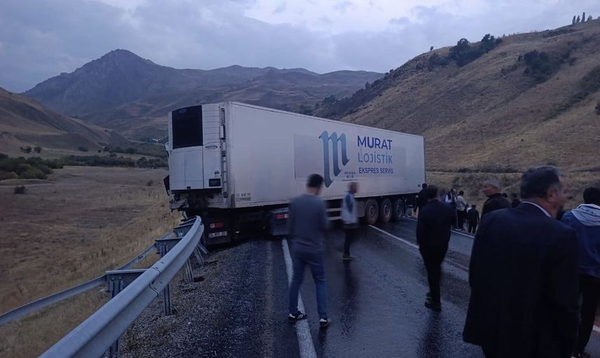 Yüksekova'da tır kazası: Onlarca araç mahsur kaldı