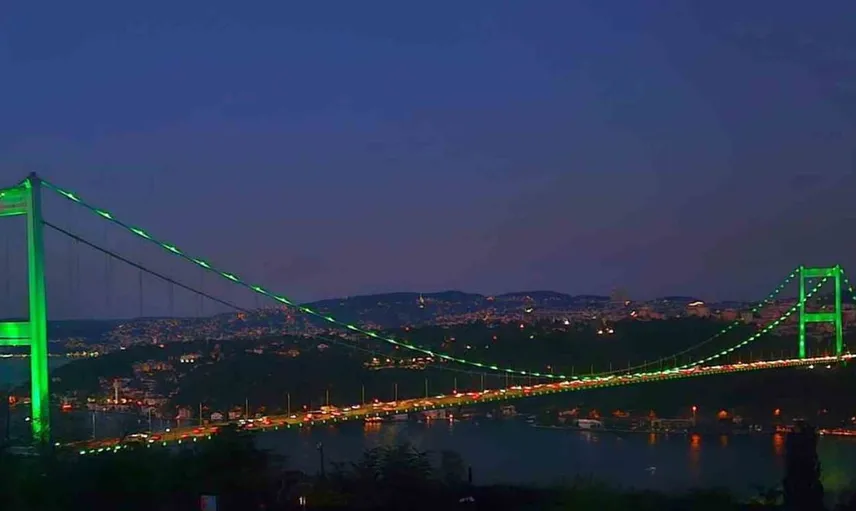 İstanbul'un simgeleri ruh sağlığı için yeşil ışıkla aydınlatıldı