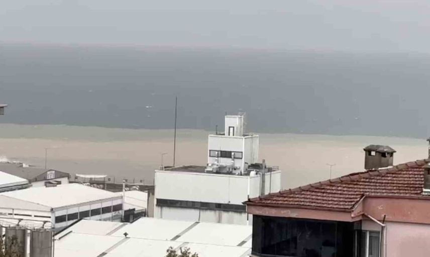 Bursa’da yağmur ve fırtına denizle kara arasındaki sınırı kaldırdı