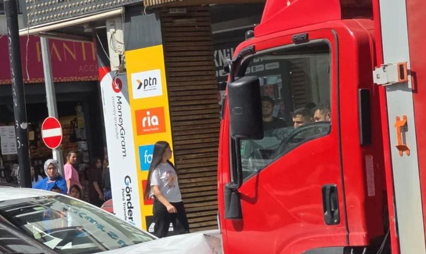 Adıyaman'da otomobil park halindeki kamyonete çarptı: Bir kişi yaralı