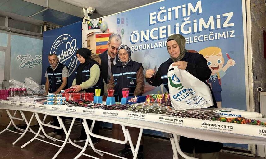 Çayırova'da ihtiyaç sahibi öğrencilere kırtasiye yardımı yapıldı