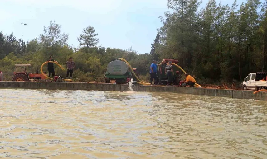 Antalya'daki orman yangınına köylülerden destek: Su tankerleriyle alevlere müdahale