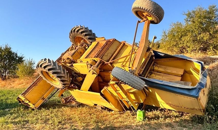 Beyşehir'de devrilen biçerdöverin operatörü hastaneye kaldırıldı