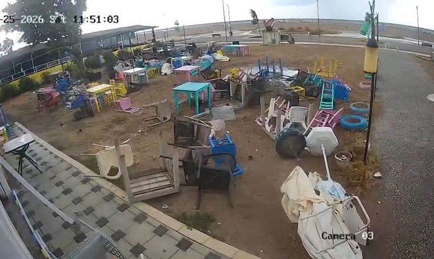 Fırtına, Bursa'nın Karacabey ilçesindeki kafeyi etkiledi