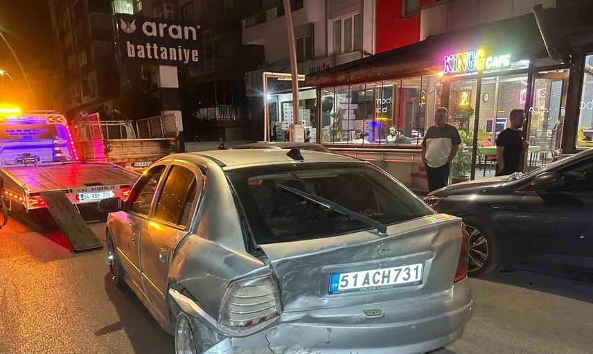 Uşak'ta trafik kazası: İki otomobil çarpıştı, altı kişi yaralandı