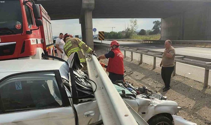 Susurluk’ta kontrolden çıkan araç bariyerlere saplandı: Yaralı kurtarıldı
