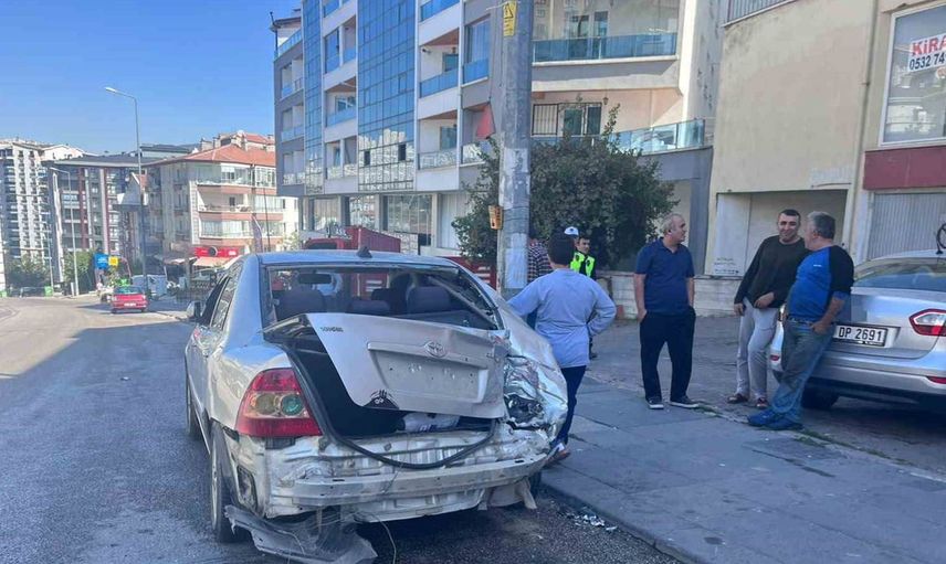 Ankara'da freni boşalan kamyonet, park halindeki otomobilleri vurdu