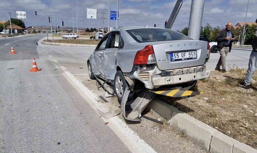 Kırmızı ışık ihlali yapan kamyon, iki araca çarparak maddi hasara yol açtı