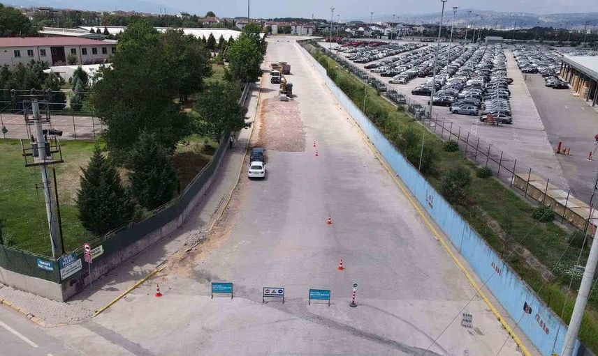 Kartepe Ulus Pazarı yolundaki yenileme çalışmaları dikkat çekiyor